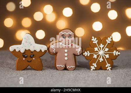 Set von Tradition weihnachten Zimt Cookies: Lebkuchenmann, Schneeflocke und niedlichen Stern mit Zucker Vereisung Ligths Hintergrund Stockfoto