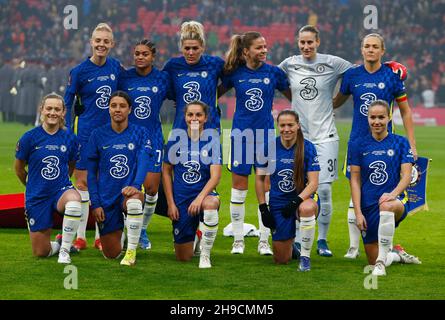 LONDON, England - 05. DEZEMBER: Chelsea-Spieler stellen sich vor dem Start beim Vitality Women's FA Cup Finale 2021 zwischen Arsenal und für ein Team-Shoot an Stockfoto