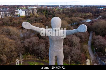 Glasgow, Schottland, Großbritannien. 6th. Dezember 2021. In Glasgow wurde eine neue Skulptur errichtet, die an die Rolle Glasgows als Gastgeber des diesjährigen Klimagipfels COP26 erinnert. Die 23 Meter hohe Hope Sculpture des Künstlers Steuart Padwick liegt am Fluss Clyde in Cuningar Loop in Rutherglen und soll ein Gefühl des Optimismus gegenüber den Herausforderungen wecken, die vor uns liegen, um dem Klimawandel zu begegnen. Iain Masterton/Alamy Live News. Stockfoto