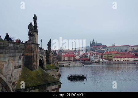 Karlsbrücke in Praha - berühmtestes Wahrzeichen Stockfoto