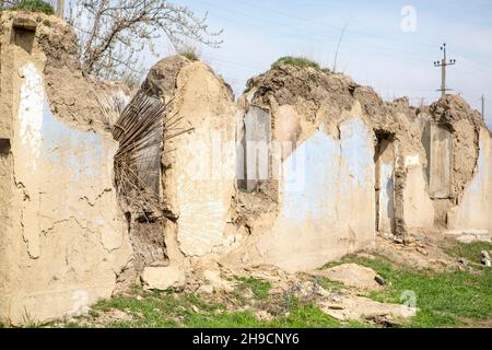 Altes Haus wurde ruiniert. Ruinen eines Hauses aus Muschelgestein, Stroh und Lehm im Dorf. Armes altes Dorf. Stockfoto