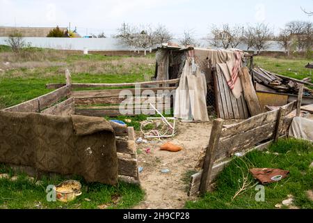 Verfallene Scheune aus Holz. Verfallene Holzhäuser im Dorf Stockfoto