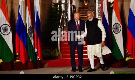 Neu-Delhi, Indien. 6th. Dezember 2021.der indische Premierminister Narendra Modi begrüßt den russischen Präsidenten Wladimir Putin vor seinem Treffen im Hyderabad-Haus in Neu-Delhi.Quelle: PRASOU/Alamy Live News Stockfoto