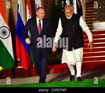 Neu-Delhi, Indien. 6th. Dezember 2021.der indische Premierminister Narendra Modi begrüßt den russischen Präsidenten Wladimir Putin vor seinem Treffen im Hyderabad-Haus in Neu-Delhi.Quelle: PRASOU/Alamy Live News Stockfoto