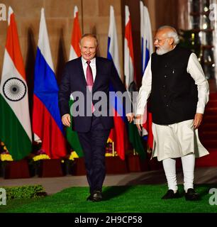 Neu-Delhi, Indien. 6th. Dezember 2021.der indische Premierminister Narendra Modi begrüßt den russischen Präsidenten Wladimir Putin vor seinem Treffen im Hyderabad-Haus in Neu-Delhi.Quelle: PRASOU/Alamy Live News Stockfoto