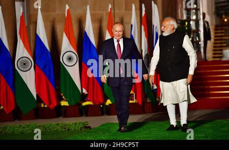 Neu-Delhi, Indien. 6th. Dezember 2021.der indische Premierminister Narendra Modi begrüßt den russischen Präsidenten Wladimir Putin vor seinem Treffen im Hyderabad-Haus in Neu-Delhi.Quelle: PRASOU/Alamy Live News Stockfoto