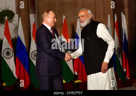 Neu-Delhi, Indien. 6th. Dezember 2021.der indische Premierminister Narendra Modi begrüßt den russischen Präsidenten Wladimir Putin vor seinem Treffen im Hyderabad-Haus in Neu-Delhi.Quelle: PRASOU/Alamy Live News Stockfoto