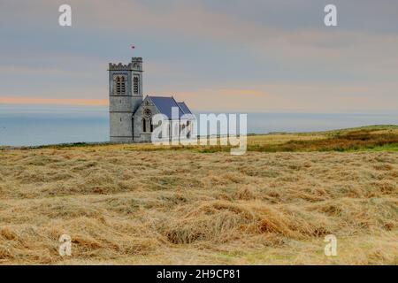 Nach der Ernte auf den Feldern neben der St. Helen's Church auf Lundy Island, Bristol Channel, Devon, England, Großbritannien, bei Sonnenuntergang Heu geschnitten Stockfoto