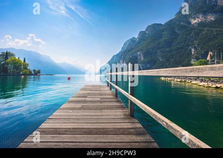 Holzsteg am See. Riva del Garda, Trentino, Italien, Europa. Stockfoto