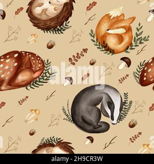 Aquarell Waldtiere auf beigefarbenem Backgroond. Niedlicher schlafender Hirsch, Fuchs, Hendehg, Dachs. Für Textilien, Kinderzimmer, Tapeten, Verpackungen. Stockfoto