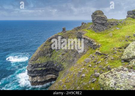 Felsformationen auf den berühmten Cliffs of Moher, beliebte Touristenattraktion, Wild Atlantic Way, Grafschaft Clare, Irland Stockfoto