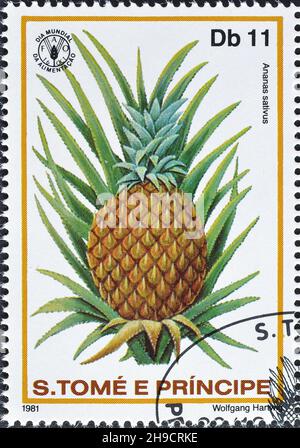 Abgesagte Briefmarke gedruckt von São Tomé und Príncipe, die Ananas zeigt, um 1981. Stockfoto