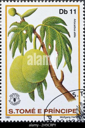 Abgesagte Briefmarke gedruckt von São Tomé und Príncipe, die Brotfrucht zeigt, um 1981. Stockfoto