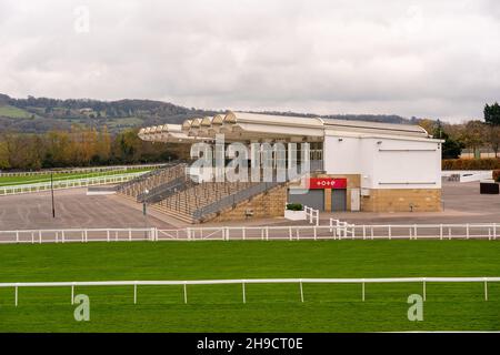 Cheltenham England UK November 24 2021 The Dawn Run Spectator Stand mit Blick auf die berühmte Cheltenham Rennbahn im Prestbury Park. Stockfoto