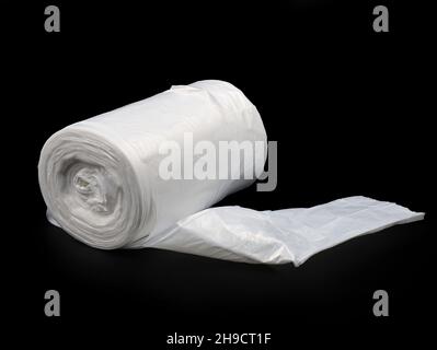 Transparente Kunststoff-Polyethylen-Müllbeutel Rolle isoliert auf schwarzem Hintergrund Stockfoto