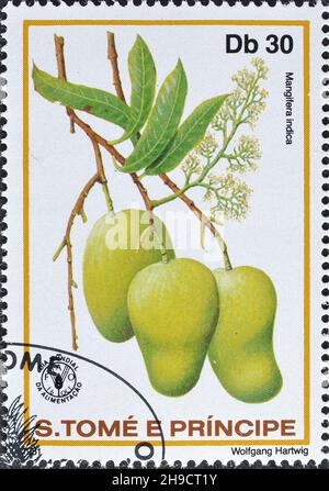 Abgesagte Briefmarke gedruckt von São Tomé und Príncipe, die Mango zeigt, um 1981. Stockfoto