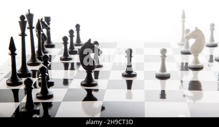 Schachfiguren auf dem Schachbrett. Intellektuelles Spiel -Schach. Schachfiguren auf dem Brett. Ein Schachspiel. Kein Farbbild. Schwarz und Weiß. Stockfoto