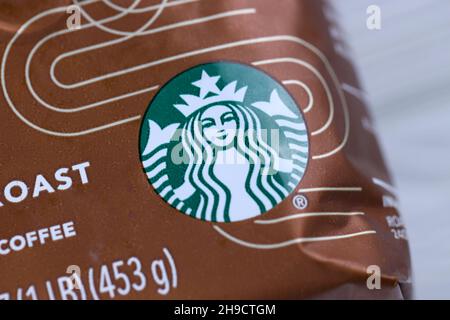 KHARKOV, UKRAINE - 15. MÄRZ 2021: Starbucks Kaffeesack mit grünem Logo. Starbucks Corporation ist eine multinationale Kette von Kaffeehäusern und Röstereien Stockfoto