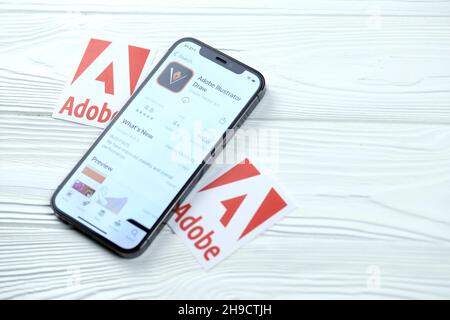 CHARKOV, UKRAINE - 5. MÄRZ 2021: Adobe Illustrator-Symbol und Anwendung aus dem App Store auf dem iPhone 12 pro Display-Bildschirm auf weißem Holztisch Stockfoto