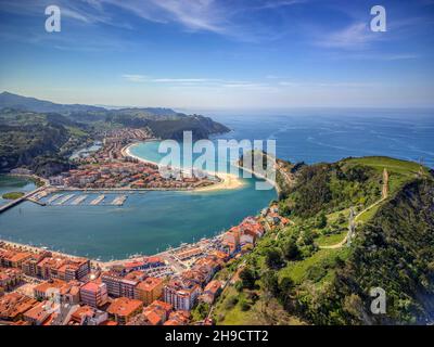 Luftaufnahme von Ribadesella und seiner Mündung in Asturien, Spanien. Stockfoto