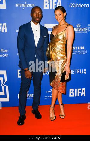 Old Billingsgate, London, Großbritannien. 5. Dezember 2021. Azuka Ononye und Alesha Dixon nehmen an den BRITISCHEN INDEPENDENT FILM AWARDS 2021 Teil. . Bild von Julie Edwards./Alamy Live News Stockfoto