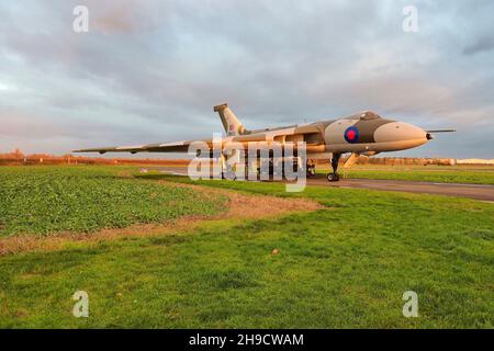 AVRO VULCAN BOMBER PLANE.MK2 XM655 SONNENUNTERGANG & NACHT SHOOTING IN WELLESBOURNE Stockfoto