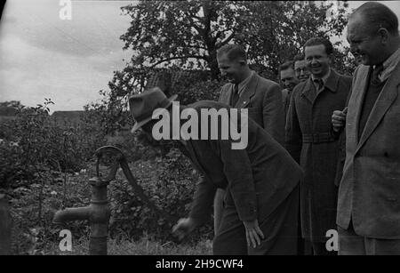 Polska, 1947-09. Komisja Ministerstwa pracy i Opieki Spo³ecznej odwiedza gospodarstwa powodzian przesiedlonych z powiatu sochaczewskiego. NZ. minister Kazimierz Rusinek (w kapeluszu). po/ms PAP Dok³adny dzieñ wydarzenia nieustalony. Polen, 1947. September. Eine kommission des Arbeits- und Sozialministeriums besucht die aus dem Gebiet Sochaczew evakuierten Flutopfer. Im Bild: minister Kazimierz Rusinek (in einem Hut). po/ms PAP Stockfoto