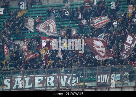 Mailand, Italien. 04th Dez 2021. Italien, mailand, 4 2021. dezember: Die Anhänger von Salernitana schwenken die Fahnen und zeigen Banner auf den Tribünen während des Fußballspiels AC MILAN vs SALERNITANA, Serie A 2021-2022 day16 im San Siro Stadion (Foto von Fabrizio Andrea Bertani/Pacific Press) Quelle: Pacific Press Media Production Corp./Alamy Live News Stockfoto