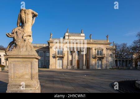 Palast auf der Insel im Royal Lazienki Park in Warschau, Polen. Neoklassizistisches Wahrzeichen der Stadt aus dem Jahr 1689. Stockfoto