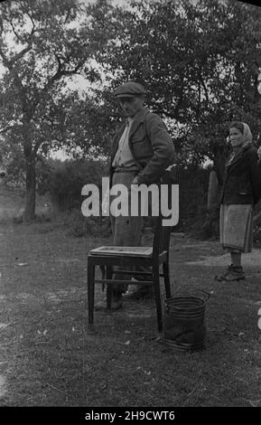 Polska, 1947-09. Komisja Ministerstwa pracy i Opieki Spo³ecznej odwiedza gospodarstwa powodzian przesiedlonych z powiatu sochaczewskiego. NZ. Przesiedleni mieszkañcy wsi. po/ms PAP Dok³adny dzieñ wydarzenia nieustalony. Polen, 1947. September. Eine kommission des Arbeits- und Sozialministeriums besucht die aus dem Gebiet Sochaczew evakuierten Flutopfer. Im Bild: Evakuierte in ihrem neuen Zuhause. po/ms PAP Stockfoto