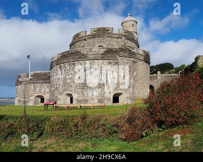 St. Mawes Castle und sein Zwilling auf der anderen Seite des Flusses Fal, ' in Cornwall, England Stockfoto