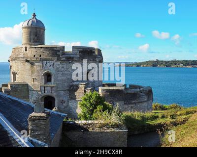 St. Mawes Castle und sein Zwilling auf der anderen Seite des Flusses Fal, ' in Cornwall, England Stockfoto