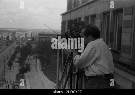 Warszawa, 1947-09. Betreiber Polskiej Kroniki Filmowej W³adys³aw Forbert filmuje panoramê miasta z balkonu Banku Gospodarstwa Krajowego na rogu Al. Jerozolimskich i ul. Nowy Œwiat. Widoczna perspektywa alei gen. Sikorskiego i most Poniatowskiego. po/mgs PAP Dok³adny dzieñ wydarzenia nieustalony. Warschau, September 1947. Wladys³aw Forbert, Kameramann der polnischen Nachrichtenreel, filmt das Stadtpanorama vom Balkon der Domestic Holding Bank an der Ecke der Jerozolimskie Alley und Nowy Swiat Straße. Blick auf die General Sikorski Alley, Poniatowski-Brücke. po/mgs PAP Stockfoto