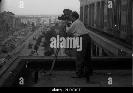 Warszawa, 1947-09. Betreiber Polskiej Kroniki Filmowej W³adys³aw Forbert filmuje panoramê miasta z balkonu Banku Gospodarstwa Krajowego na rogu Al. Jerozolimskich i ul. Nowy Œwiat. Widoczna perspektywa alei gen. Sikorskiego i most Poniatowskiego, a tak¿e prace budowlane przy tunelu œrednicowym. po/mgs PAP Dok³adny dzieñ wydarzenia nieustalony. Warschau, September 1947. Wladys³aw Forbert, Kameramann der polnischen Nachrichtenreel, filmt das Stadtpanorama vom Balkon der Domestic Holding Bank an der Ecke der Jerozolimskie Alley und Nowy Swiat Straße. Blick auf die General Sikorski Alley, Poniatow Stockfoto