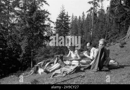 Zakopane, 1947-09. Tatry Zachodnie, szczyt Guba³ówka. NZ. turyœci odpoczywaj¹cy na zboczu. po/mgs PAP Dok³adny dzieñ wydarzenia nieustalony. Zakopane, September 1947. Westliche Tatra, Gubalowka Berg. Im Bild: Touristen, die am Berghang ruhen. po/mgs PAP Stockfoto