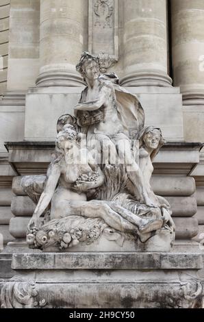 Elegante Frauenskulptur am Eingang des luxuriösen Gebäudes des Petit Palais-Kunstmuseums in Pari Stockfoto