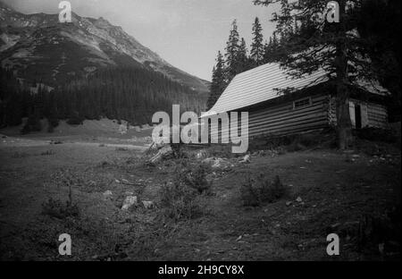 Zakopane, 1947-09. Tatry Zachodnie. NZ. Pasterska chata z bali w Kasprowej Dolinie. po/mgs PAP Dok³adny dzieñ wydarzenia nieustalony. Zakopane, September 1947. Westliche Tatra. Shephards' Cabin im Kasprowa Dolina Valley. po/mgs PAP Stockfoto