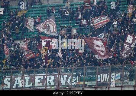 Mailand, Italien. 4th Dez 2021. Italien, mailand, 4 2021. dezember: Die Fans von Salernitana schwenken die Fahnen und zeigen Banner auf den Tribünen während des Fußballspiels AC MILAN vs SALERNITANA, Serie A 2021-2022 day16 im San Siro Stadion (Bildquelle: © Fabrizio Andrea Bertani/Pacific Press via ZUMA Press Wire) Stockfoto