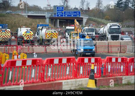 Slough, berkshire, Großbritannien. 5th. Dezember 2021. Ein Gelände aus dem Jahr M4 in Slough am Stadtrand von Datchet auf einem ehemaligen Feld mit weidenden Pferden. Der M4 wird zu einer All Lanes Running Digital Smart Motorway ausgebaut, die keine harte Schulter mehr hat, sondern zeitweise Schutzgebiete für Pannenausfälle hat. In den vergangenen fünf Jahren sind in Großbritannien 38 Menschen auf intelligenten Autobahnen ums Leben gekommen. Eine Aktualisierung der Smart Motorway auf dem M3 wurde nach einer Sicherheitsuntersuchung ausgesetzt. Quelle: Maureen McLean/Alamy Stockfoto