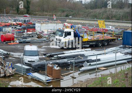 Slough, berkshire, Großbritannien. 5th. Dezember 2021. Ein Gelände aus dem Jahr M4 in Slough am Stadtrand von Datchet auf einem ehemaligen Feld mit weidenden Pferden. Der M4 wird zu einer All Lanes Running Digital Smart Motorway ausgebaut, die keine harte Schulter mehr hat, sondern zeitweise Schutzgebiete für Pannenausfälle hat. In den vergangenen fünf Jahren sind in Großbritannien 38 Menschen auf intelligenten Autobahnen ums Leben gekommen. Eine Aktualisierung der Smart Motorway auf dem M3 wurde nach einer Sicherheitsuntersuchung ausgesetzt. Quelle: Maureen McLean/Alamy Stockfoto