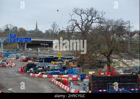 Slough, berkshire, Großbritannien. 5th. Dezember 2021. Ein Gelände aus dem Jahr M4 in Slough am Stadtrand von Datchet auf einem ehemaligen Feld mit weidenden Pferden. Der M4 wird zu einer All Lanes Running Digital Smart Motorway ausgebaut, die keine harte Schulter mehr hat, sondern zeitweise Schutzgebiete für Pannenausfälle hat. In den vergangenen fünf Jahren sind in Großbritannien 38 Menschen auf intelligenten Autobahnen ums Leben gekommen. Eine Aktualisierung der Smart Motorway auf dem M3 wurde nach einer Sicherheitsuntersuchung ausgesetzt. Quelle: Maureen McLean/Alamy Stockfoto