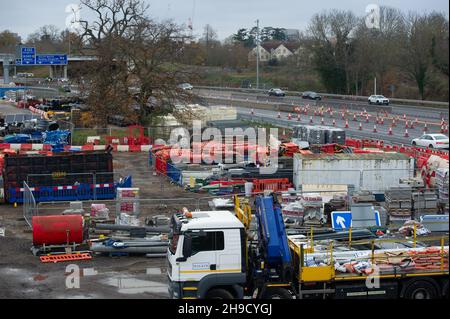 Slough, berkshire, Großbritannien. 5th. Dezember 2021. Ein Gelände aus dem Jahr M4 in Slough am Stadtrand von Datchet auf einem ehemaligen Feld mit weidenden Pferden. Der M4 wird zu einer All Lanes Running Digital Smart Motorway ausgebaut, die keine harte Schulter mehr hat, sondern zeitweise Schutzgebiete für Pannenausfälle hat. In den vergangenen fünf Jahren sind in Großbritannien 38 Menschen auf intelligenten Autobahnen ums Leben gekommen. Eine Aktualisierung der Smart Motorway auf dem M3 wurde nach einer Sicherheitsuntersuchung ausgesetzt. Quelle: Maureen McLean/Alamy Stockfoto