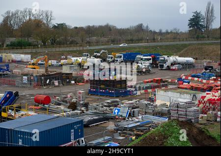 Slough, berkshire, Großbritannien. 5th. Dezember 2021. Ein Gelände aus dem Jahr M4 in Slough am Stadtrand von Datchet auf einem ehemaligen Feld mit weidenden Pferden. Der M4 wird zu einer All Lanes Running Digital Smart Motorway ausgebaut, die keine harte Schulter mehr hat, sondern zeitweise Schutzgebiete für Pannenausfälle hat. In den vergangenen fünf Jahren sind in Großbritannien 38 Menschen auf intelligenten Autobahnen ums Leben gekommen. Eine Aktualisierung der Smart Motorway auf dem M3 wurde nach einer Sicherheitsuntersuchung ausgesetzt. Quelle: Maureen McLean/Alamy Stockfoto