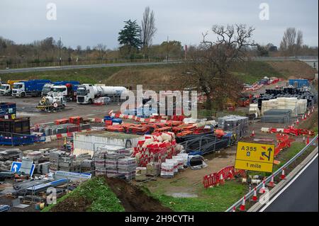 Slough, berkshire, Großbritannien. 5th. Dezember 2021. Ein Gelände aus dem Jahr M4 in Slough am Stadtrand von Datchet auf einem ehemaligen Feld mit weidenden Pferden. Der M4 wird zu einer All Lanes Running Digital Smart Motorway ausgebaut, die keine harte Schulter mehr hat, sondern zeitweise Schutzgebiete für Pannenausfälle hat. In den vergangenen fünf Jahren sind in Großbritannien 38 Menschen auf intelligenten Autobahnen ums Leben gekommen. Eine Aktualisierung der Smart Motorway auf dem M3 wurde nach einer Sicherheitsuntersuchung ausgesetzt. Quelle: Maureen McLean/Alamy Stockfoto