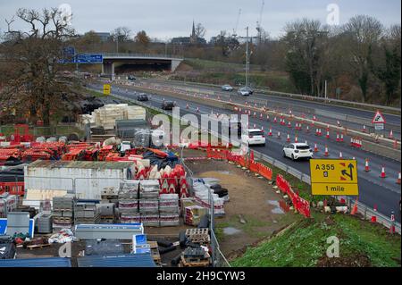 Slough, berkshire, Großbritannien. 5th. Dezember 2021. Ein Gelände aus dem Jahr M4 in Slough am Stadtrand von Datchet auf einem ehemaligen Feld mit weidenden Pferden. Der M4 wird zu einer All Lanes Running Digital Smart Motorway ausgebaut, die keine harte Schulter mehr hat, sondern zeitweise Schutzgebiete für Pannenausfälle hat. In den vergangenen fünf Jahren sind in Großbritannien 38 Menschen auf intelligenten Autobahnen ums Leben gekommen. Eine Aktualisierung der Smart Motorway auf dem M3 wurde nach einer Sicherheitsuntersuchung ausgesetzt. Quelle: Maureen McLean/Alamy Stockfoto