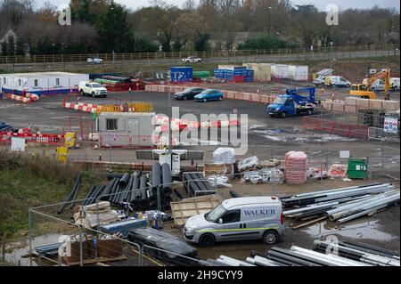 Slough, berkshire, Großbritannien. 5th. Dezember 2021. Ein Gelände aus dem Jahr M4 in Slough am Stadtrand von Datchet auf einem ehemaligen Feld mit weidenden Pferden. Der M4 wird zu einer All Lanes Running Digital Smart Motorway ausgebaut, die keine harte Schulter mehr hat, sondern zeitweise Schutzgebiete für Pannenausfälle hat. In den vergangenen fünf Jahren sind in Großbritannien 38 Menschen auf intelligenten Autobahnen ums Leben gekommen. Eine Aktualisierung der Smart Motorway auf dem M3 wurde nach einer Sicherheitsuntersuchung ausgesetzt. Quelle: Maureen McLean/Alamy Stockfoto