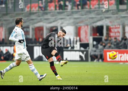 Mailand, Italien. 4th Dez 2021. Theo Hernandez (Mailänder Verteidiger) in Aktion während des Serie A-Spiels 2021-2022 Tag 16 zwischen AC Mailand und Salernitana im San Siro Stadion. AC Milan gewinnt 2-0 (Bildquelle: © Fabrizio Andrea Bertani/Pacific Press via ZUMA Press Wire) Stockfoto