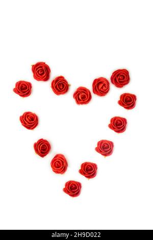 Frische rote Rosen in Herzform isoliert auf weißem Hintergrund, romantisch, Valentinstag-Konzept mit Kopierraum Stockfoto