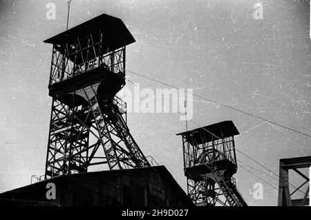 Polska, 1947-09. Kopalnia wêgla kamiennego. Wie¿e szybów wind. bk/mgs PAP Dok³adny dzieñ wydarzenia nieustalony. Polen, 1947. September. Eine Steinkohlemine. Die Aufzugstürme. bk PAP/PAP Stockfoto