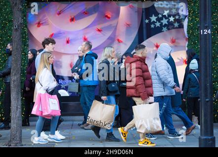 Vor dem Kaufhaus Selfridges stehen die Käufer Schlange, während die Menschen am ersten Samstag auf der Oxford Street im Zentrum Londons spazieren. Stockfoto